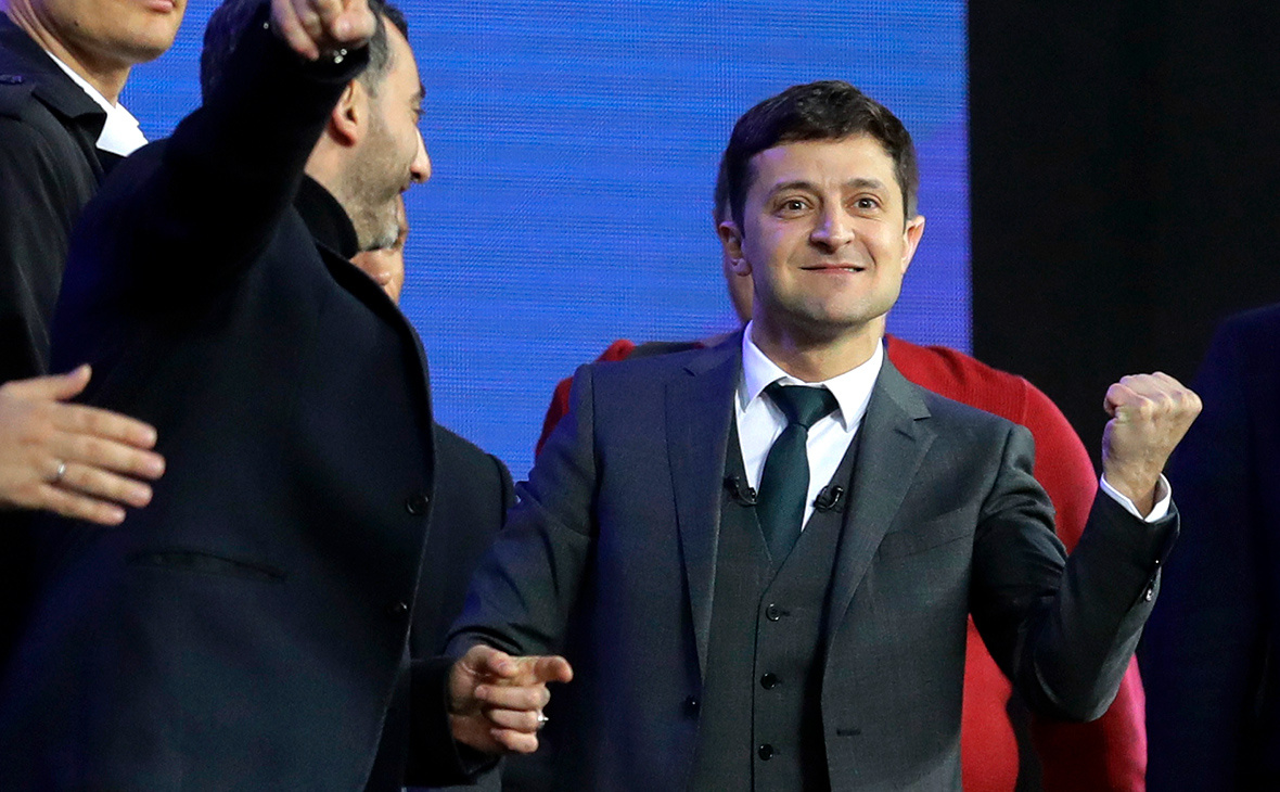 Эксперты назвали победителя дебатов Зеленского и Порошенко Шоумен Владимир Зеленский на стадионных дебатах выступил убедительнее президента Порошенко, полагают опрошенные РБК украинские и российские эксперты
Владимир Зеленский (Фото: Sergei Grits / AP)

​В пятницу на киевском стадионе «Олимпийский» прошли дебаты соперников по второму туру президентских выборов на Украине. Они продолжались час. Президент Порошенко и его соперник отвечали на вопросы друг друга.

В ходе дебатов президент говорил  на украинском языке, его соперник говорил на смеси русского и украинского. В ходе дебатов Порошенко повторил свои прежние тезисы в отношении Зеленского. Он снова выразил сомнение в том, что соперник в случае избрания сможет противостоять президенту России Владимиру Путину. «Это слабый глава государства. Он не сможет удержать государство, ударить Путина. Владимир [Зеленский] не хочет сдать Украину, у него нет желания вернуть Украину России. Но у Путина есть», — сказал Порошенко. Зеленский в ответ указал, что не скрывался от призыва, никогда не разговаривал с Путиным, в отличие от своего оппонента, и не был в России с 2014 года. «А что касается Верховного главнокомандующего, сейчас идет война. А вы задаете мне вопросы, на которые вы должны ответить сами: почему же война до сих пор не закончилась?» — сказал Зеленский.

Подробнее на РБК:
https://www.rbc.ru/politics/19/04/2019/5cba024f9a79475e079d2236