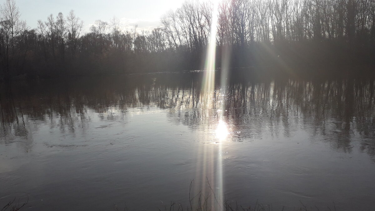 Погода в мае, что девушка с капризами – то солнечно и даже жарко, а то морозец  ночью новую корку льда на воде сделает.