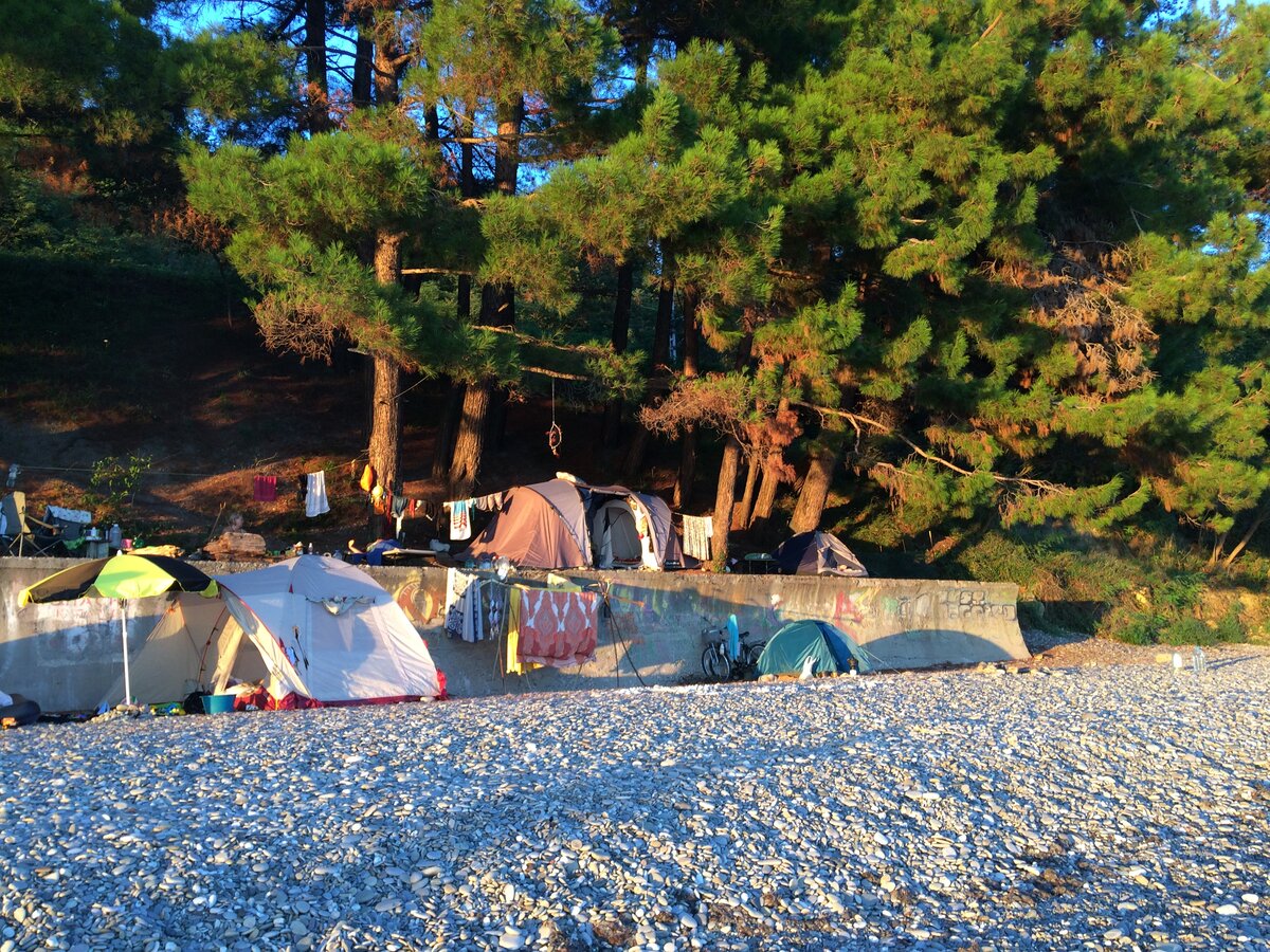 С палаткой в сочи дикарем. Автокемпинг на черном море. Абрау дюрсо палатки. Сочи отдых дикарем. Автокемпинг берег в аше.