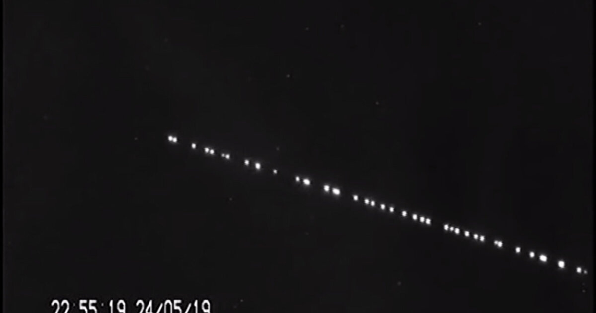 Спутники старлинк в небе ночью. Спутники старлинк в небе над россией. Starlink спутники. Спутник иридиум в ночном небе. Старлинк фото ночью в небе.