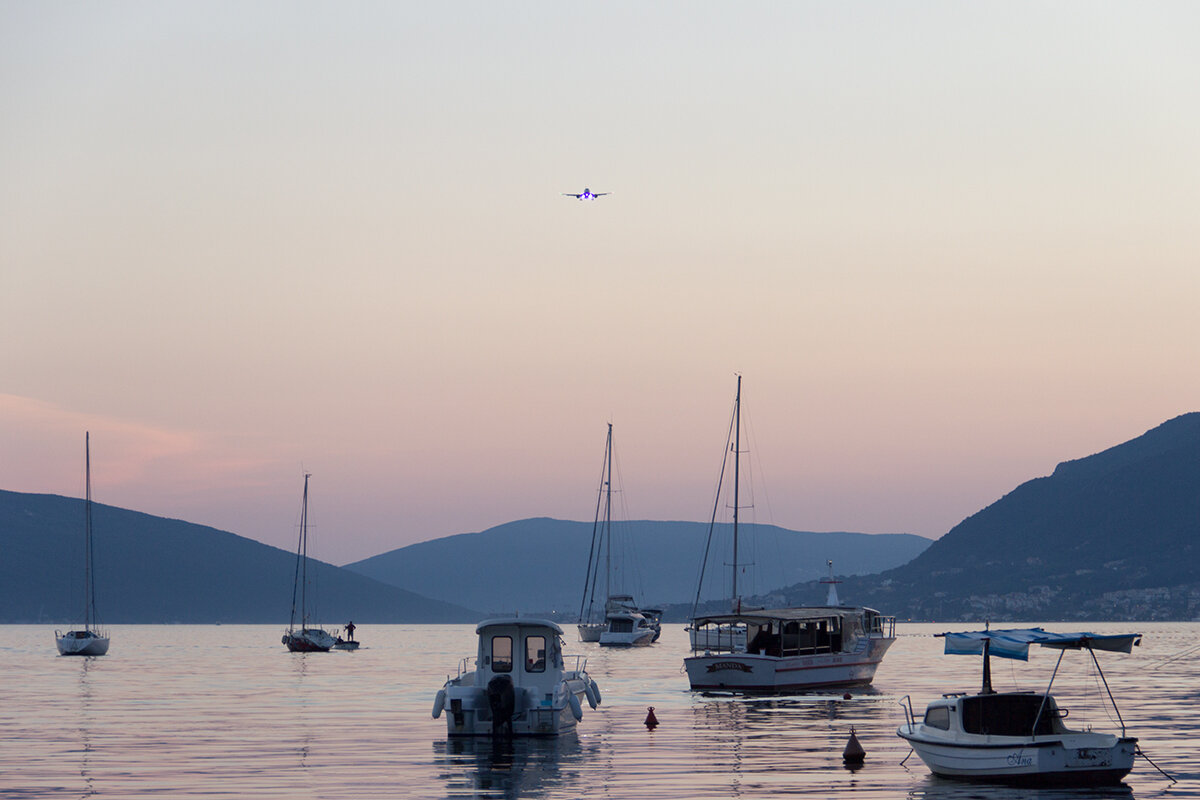 Самолет заходит на посадку в аэропорт Тивата