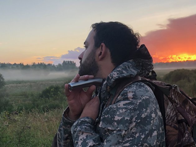 Вечернее бритье на закате после спуска в низину. Чтобы поглядеть на меня, из кустов выскочил заяц, но снять его я не успел.