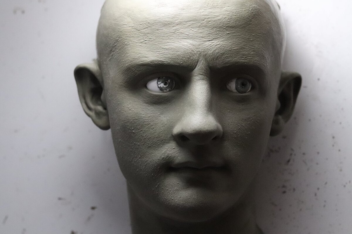 Лицо императора Калигулы в процессе работы.