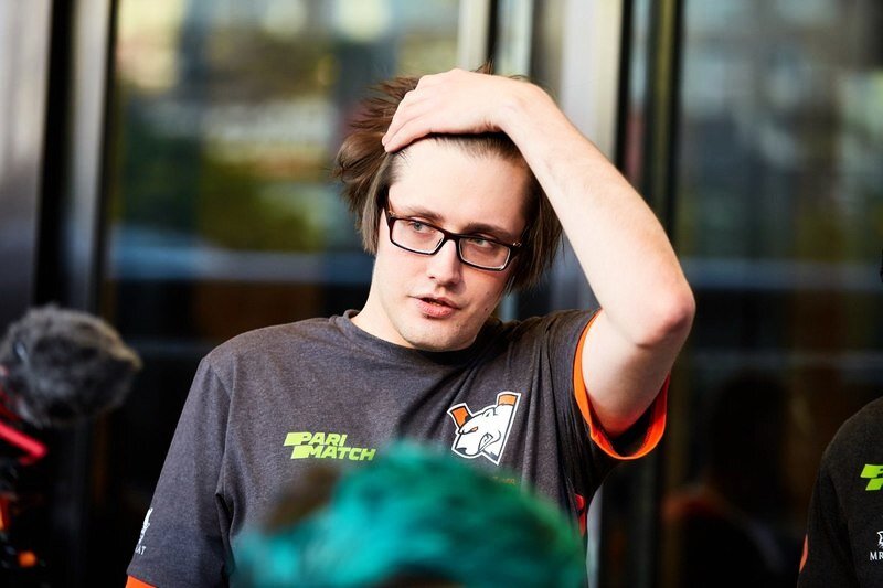 Тренер состава Virtus.pro рсений «ArsZeeqq» Усов рассказал, как он реагирует на выпады фанатов и хейтеров в свой адрес, назвал имена тренеров, с которыми он обменивается опытом, а также поделился своими ожиданиями от последнего в этом сезоне мейджора, который пройдет в Москве в конце месяца.