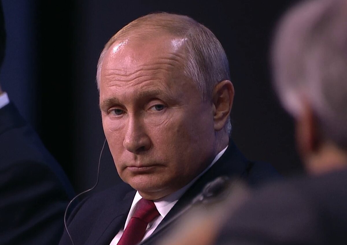 «Не воруй, веди себя прилично — и дело с концом», — советует Владимир Путин / Фото: ПМЭФ
