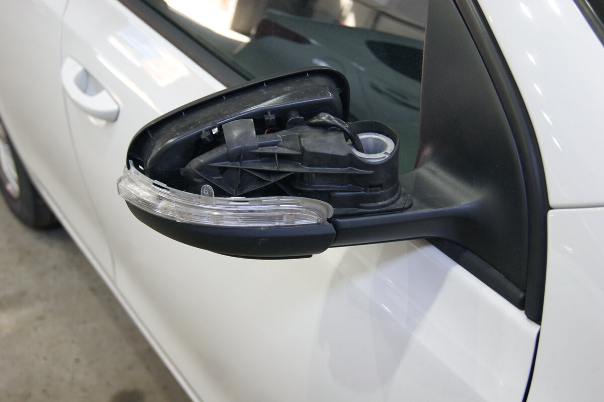 Оторван обтекатель зеркала