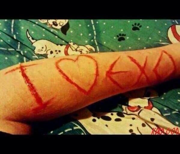 Сасен фанатка, которая вырезала ножом признание в любви к группе EXO.