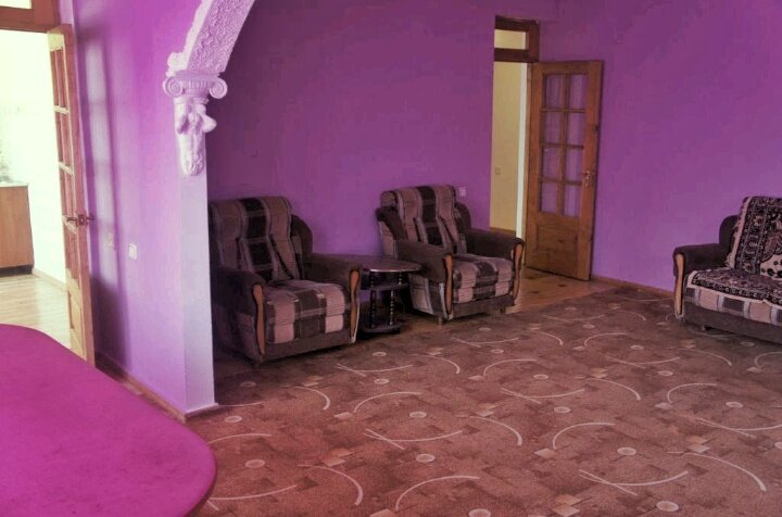 У нас трое детей, поэтому нам надо много места)