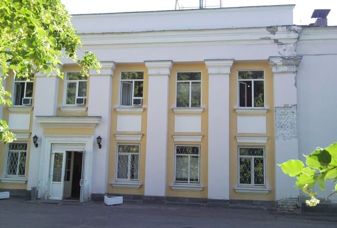 Тронутое временем здание радиотелепередающего центра по ул. К. Маркса.