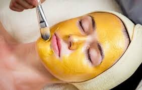 Наносить лучше кистью