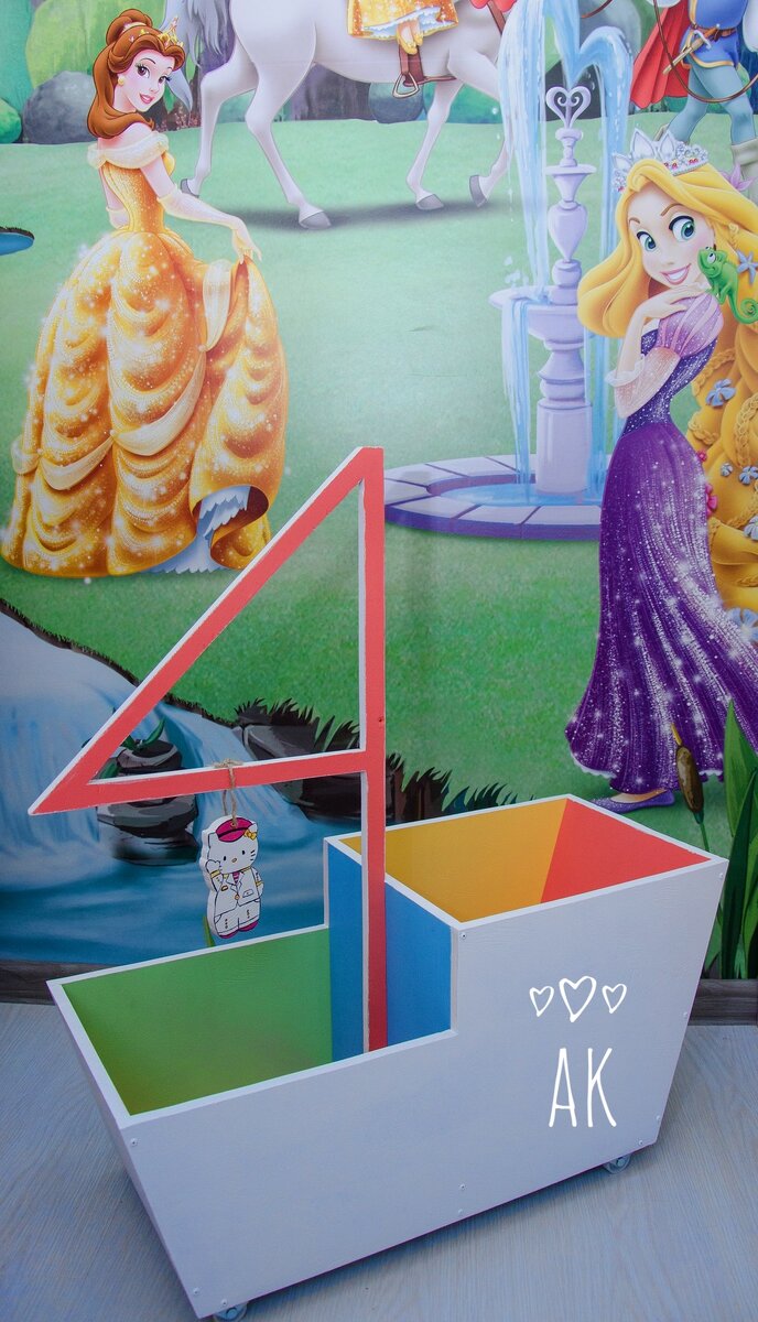 Далее появились торцевые стенки, перегородка между отделами, парус и колёса.