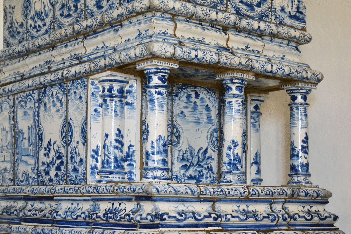 Изразцы в кабинете Петра I 