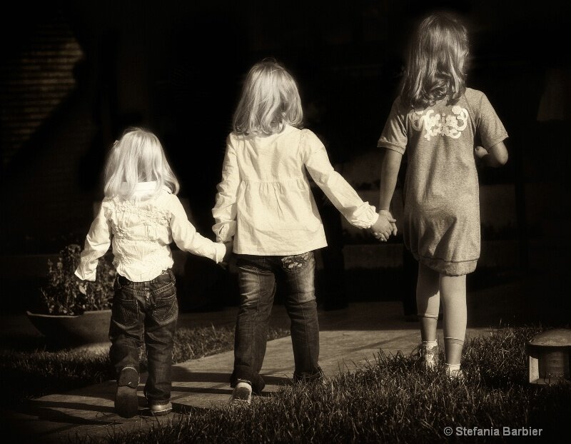 Любимая сестра 3 братьев. Три сестрички. Сестры за руки. Три сестрички картинки. Три девушки держатся за руки.