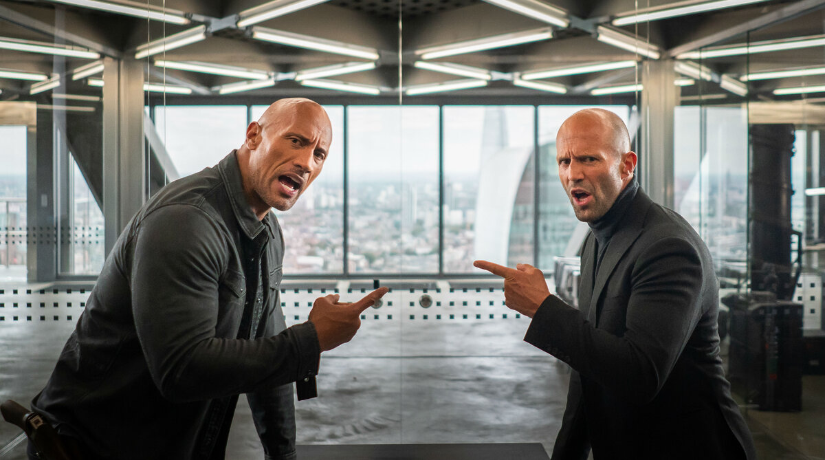 Скала (Дуэйн Джонсон) и Джейсон Стэтем в фильме Hobbs and Shaw (2019)