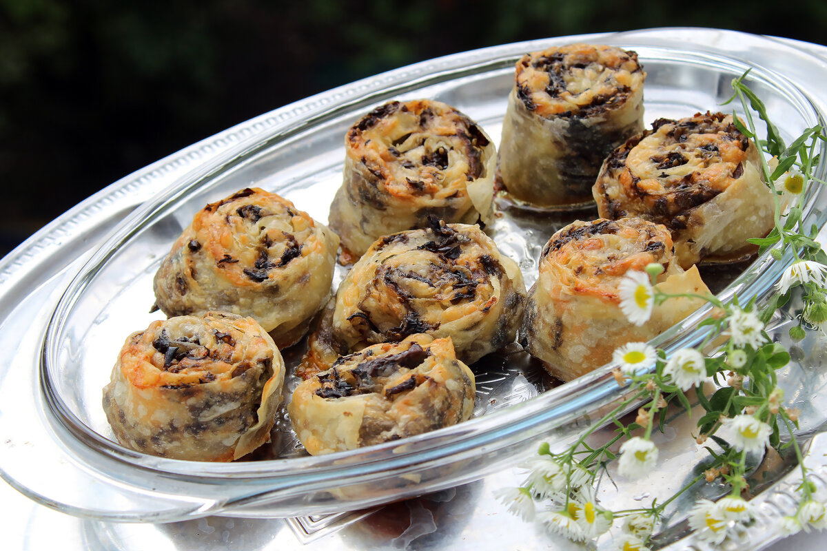 Рулетики из лаваша с баклажанами и сыром, запечённые в духовке.