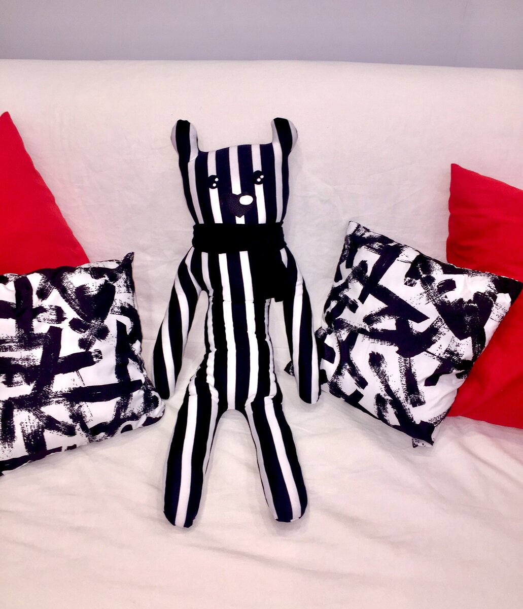 Вот такой полосатик получился! На диванчике в детской комнате смотрится отлично! 