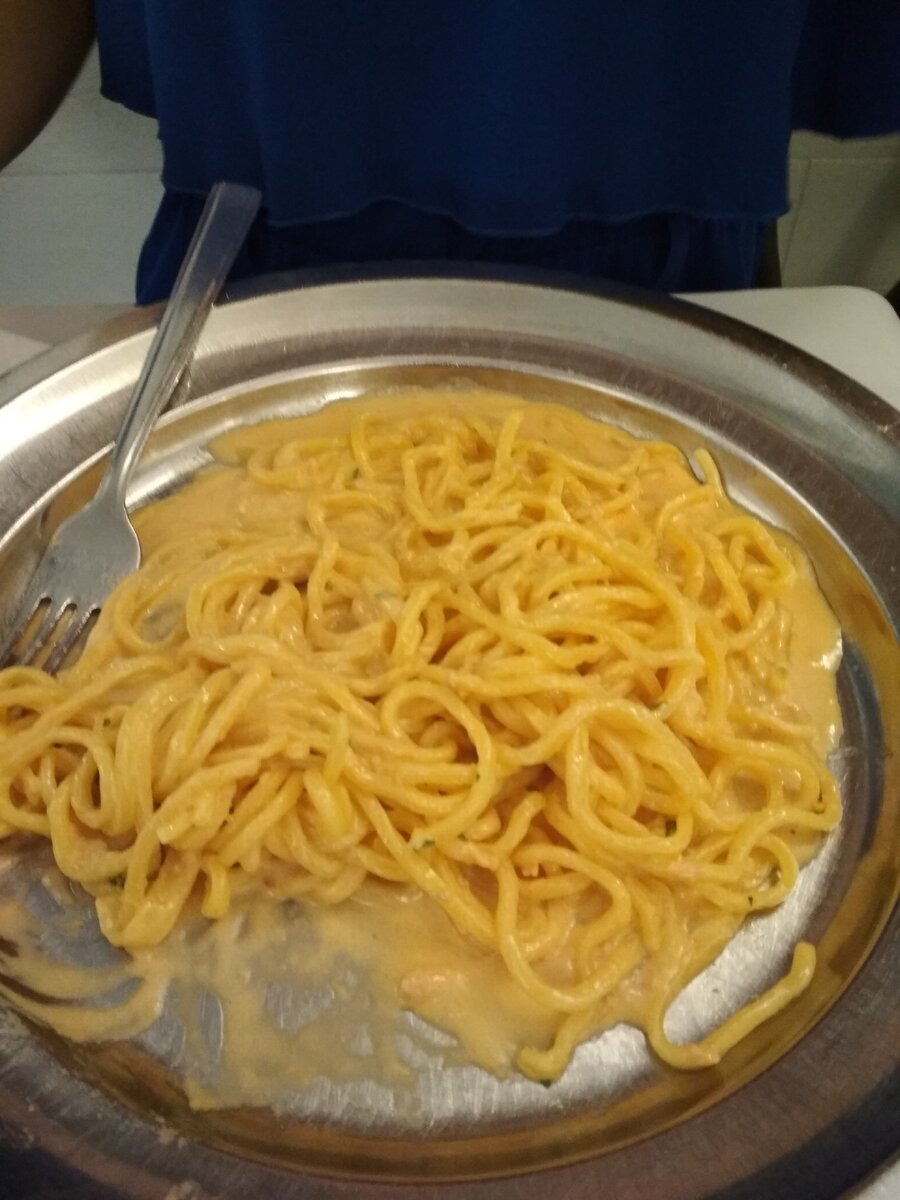 Более лёгкой будет овощная паста, или паста с сырным соусом