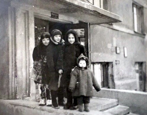 Мытная, 48. У подъезда