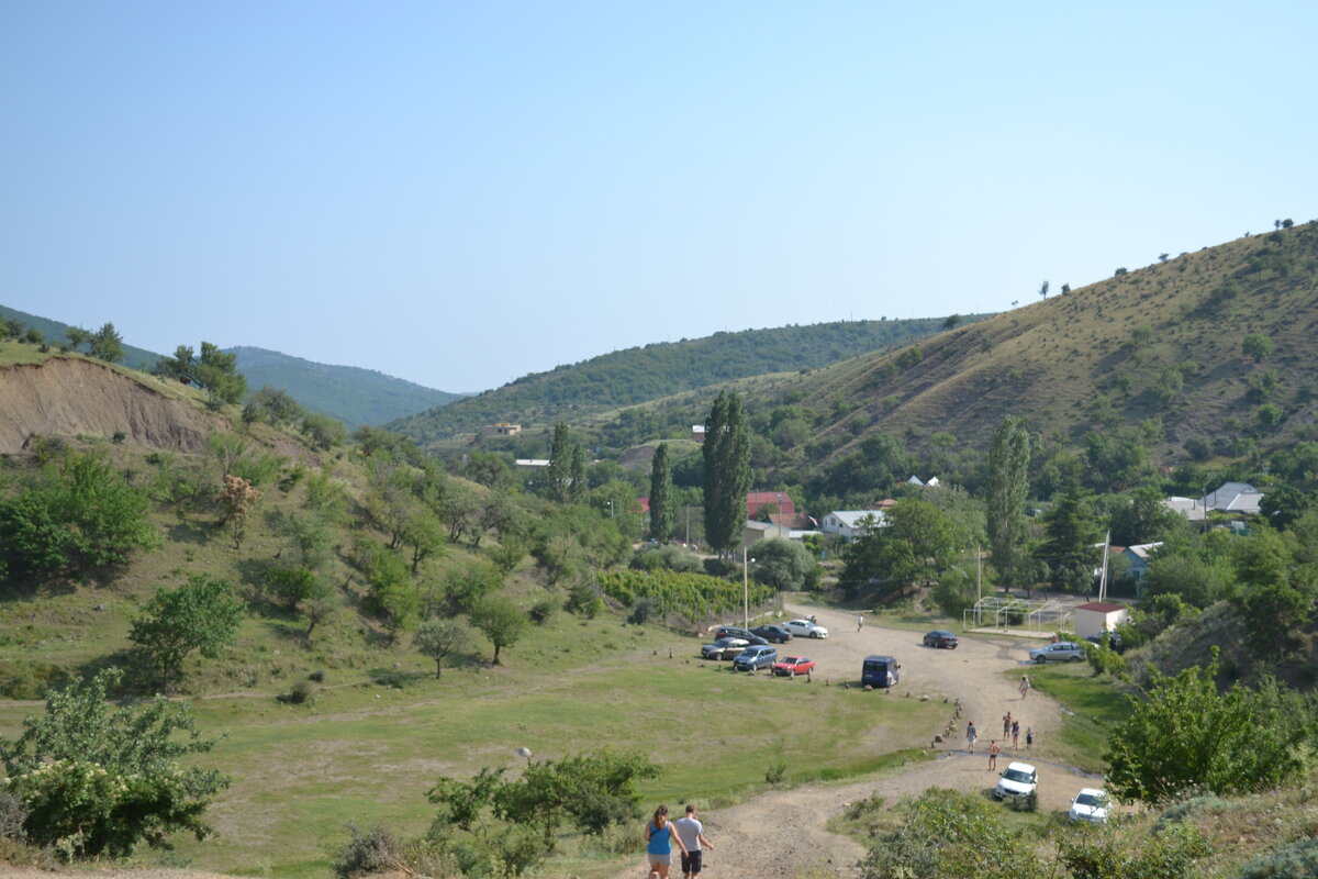 Поселок Зеленогорье (ранее - Арпат). Стоянка машин, приехавших на озеро