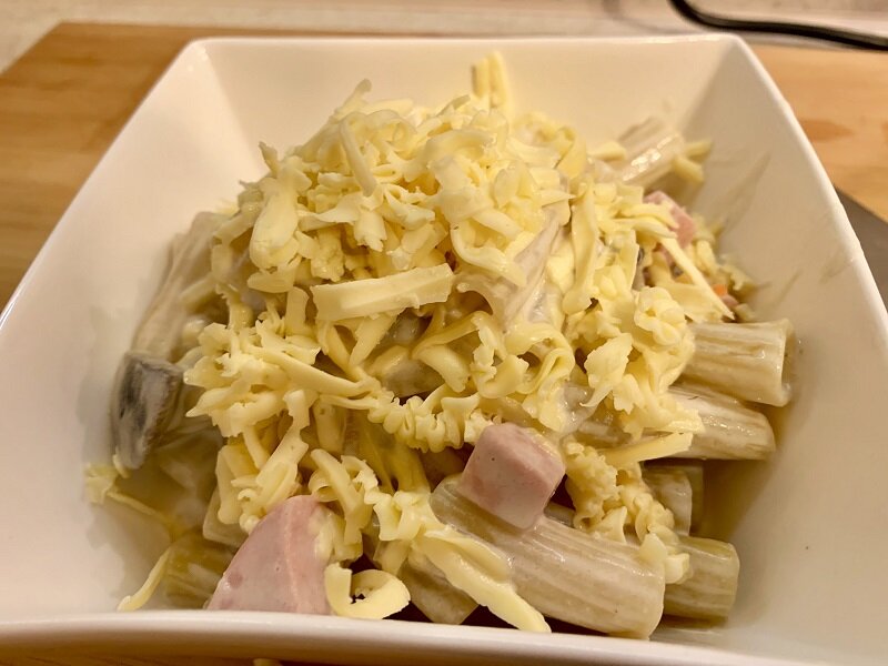 Фото автора канала "Еда из-под ножа". Готовый ужин "по-холостяцки".