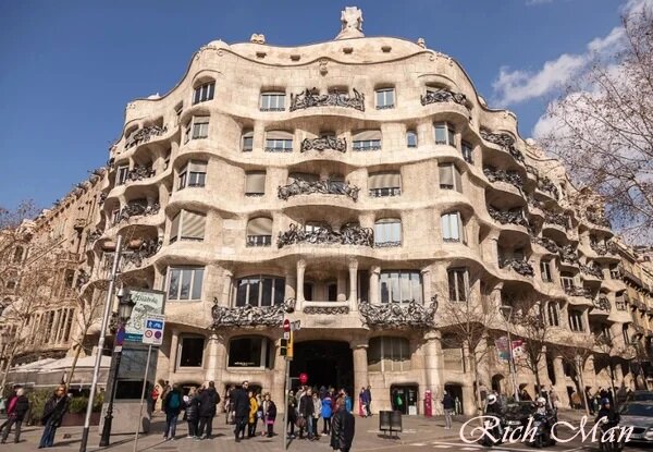 Дом Мила (Casa Milà)