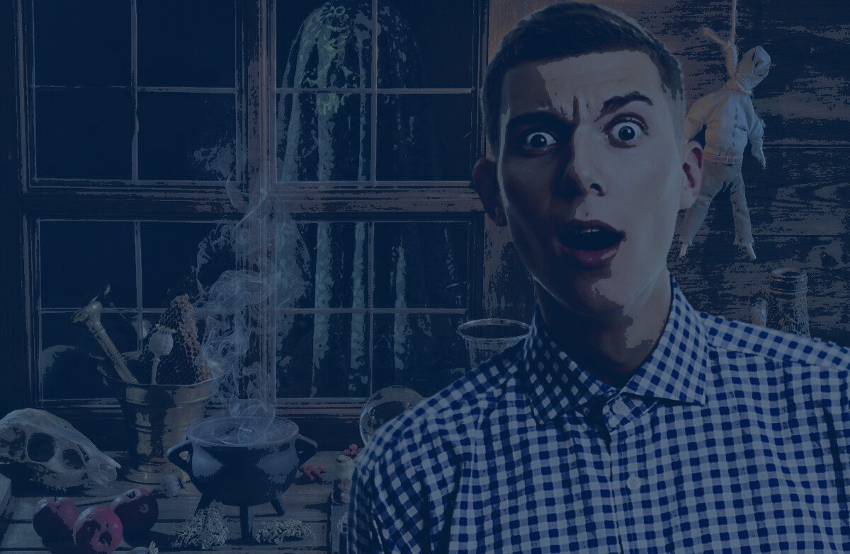 на столе стояла тарелка с окровавленными куриными лапками, какие-то тряпичные куклы, труп обезглавленной курицы и череп…