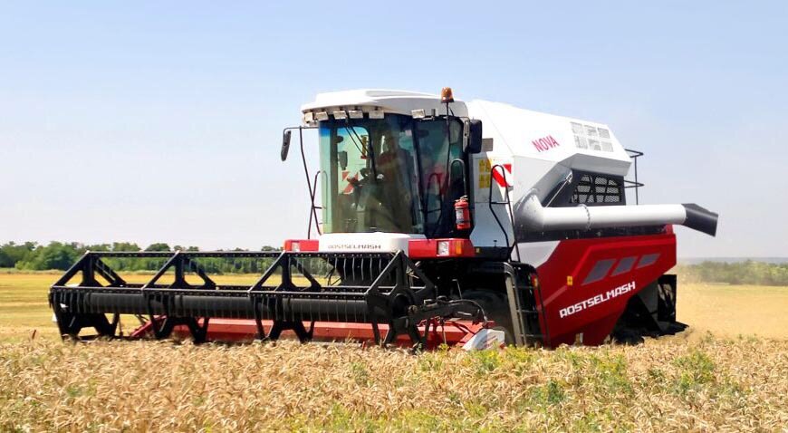 Комбайн Ростсельмаш, собирающий осенний урожай. Прям как В.Карпин, собирающий со своим клубом осенние очки.