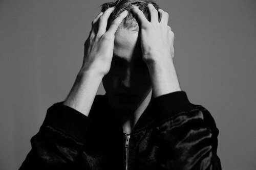  
Все мы порой испытываем стресс — это неотъемлемая часть жизни. Но существует несколько видов стресса, и, если вы поймёте разницу между ними и научитесь отличать их друг от друга, то сможете управлять своим стрессом, а в некоторых случаях даже избегать его. 
 
1. Острый стресс 
Острый стресс встречается наиболее часто — он возникает в связи с непосредственной угрозой или давлением в повседневной жизни. Причиной может стать всё, что угодно: от теста, к которому вы не готовы, до неприятного телефонного звонка. Как правило, такой стресс достаточно сильный, но длится недолго. 
Симптомами острого стресса может быть головная боль, боль в животе, головокружение, мигрень, затруднённое дыхание или боли в груди. Этот стресс не только самый распространённый, но и наименее опасный из всех видов стресса, так как с ним можно очень быстро справиться. 
 
2. Хронический стресс 
Хронический стресс возникает, когда вы находитесь в стрессовой ситуации ежедневно. Такой стресс — долгосрочный, он может мешать человеку жить в течение нескольких недель, месяцев или даже лет. Он может возникнуть из-за сложных отношений, которые вы не можете порвать, неприятной работы, которую не можете бросить, продолжительной болезни родственников и других подобных вещей. 
В глобальном масштабе такому стрессу может быть подвержена целая страна, если, например, в ней идёт давняя гонка на опережение или продолжительное религиозное давление. Такой стресс может длиться очень долго, избавление от кошмарной ситуации часто кажется невозможным — это самый опасный вид стресса. 
Хронический стресс может привести к множеству проблем со здоровьем: от инсульта и сердечно-сосудистых заболеваний до повышенной восприимчивости к другим серьёзным болезням вроде рака, также очень вероятно самоубийство. Некоторые последствия хронического стресса могут быть незаметны, например, появление необоснованной или иррациональной веры во что-либо. Хронический стресс, которому подвержены нации или расы, может привести к бунтам и войнам. 
 
3. Случайный стресс 
Случайный стресс человек часто навлекает на себя сам. Он может возникнуть, когда, например, вам постоянно приходится рано вставать и спешить на работу. Это стресс от планирования слишком большого количества встреч, от неспособности организовать собственную жизнь. Бывает и так, что человек постоянно о чём-то беспокоится и видит всё новые и новые причины для беспокойства на каждом шагу — неважно, реальные или воображаемые. Когда острый стресс повторяется снова и снова, то, в конце концов, становится случайным. 
Иногда человек даже не может признать, что страдает от случайного стресса: годами повторяющиеся события формируют привычки и черты личности и, в конце концов, делают случайный стресс частью жизни человека. Симптомы острого стресса вроде мигрени и головных болей при случайном стрессе тоже становятся просто ещё одной частью жизни. Избавиться от этого типа стресса можно при помощи терапии, консультаций специалиста и пересмотра повседневной жизни. 
Также навлечь на себя случайный стресс могут пессимисты. Когда пессимизм становится образом жизни, он оказывает влияние на то, как человек взаимодействует с окружающим миром и на то, действительно ли он принимает решения или просто привыкает к трудностям и не старается ничего предпринять для избавления от них, так как трудности становятся нормой.