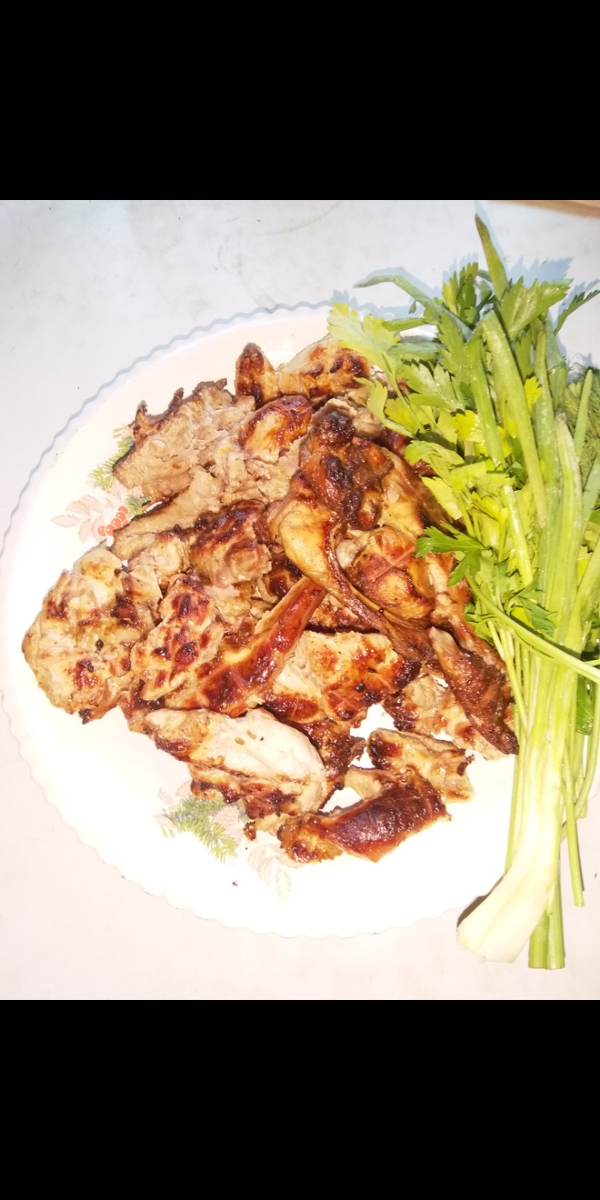 Шашлык из кролика в белом вине. 
Разделал кролика на не больше кусочки. В эмалированную ёмкость положил мясо и залил белым сухим вином. Накрыл тарелкой. На тарелку поставил не большой пресс (у меня это старая мясорубка). Поставил в холодильник на двое суток. Через двое суток вытащил мясо из маринада и переложил в другую ёмкость. Посолил, добавил специи ( черный перец,паприку, семена горчицы) и половину лимона. Лимон нарезал мелко и все хорошо перемешал. Оставил на 5 часов. Перед жаркой в мясо добавил немного растительного масла ( 1 столовая ложка) и ещё раз хорошо перемешал. При жарке поливал вином в котором мариновался кролик. Мясо получилось  очень мягким и с приятным ароматом. Нам понравилось!