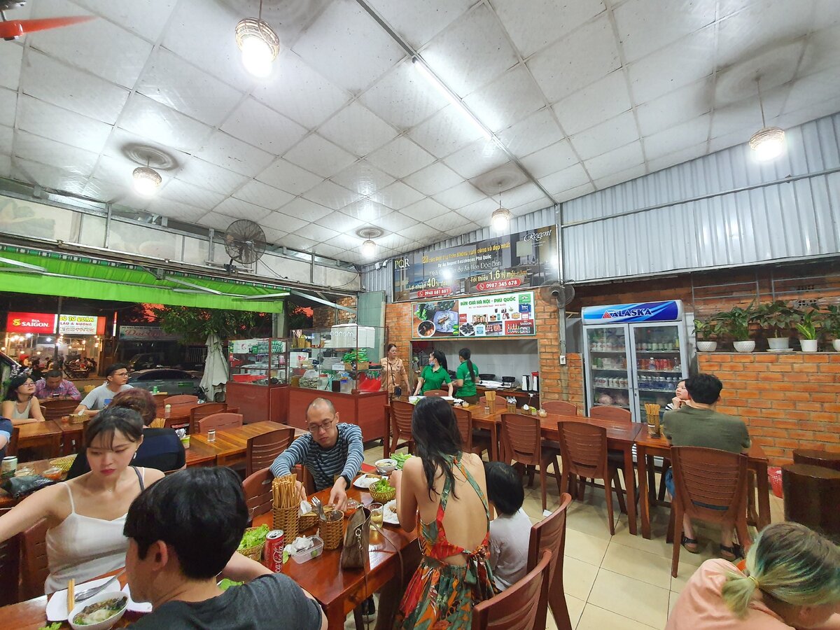 Сходила в кафе во Вьетнаме где нет меню и готовят всего 2 блюда, но посетители в восторге
