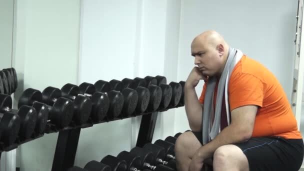 Чувак, когда лавку освободишь? Я сюда так то заниматься пришел 