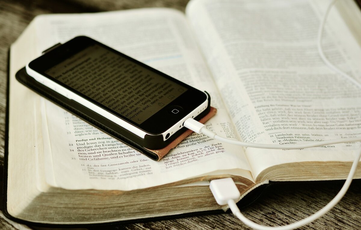 Чтение со смартфона. Книги и гаджеты. Чтение книг в телефоне. Цифровое чтение. Phone reader.