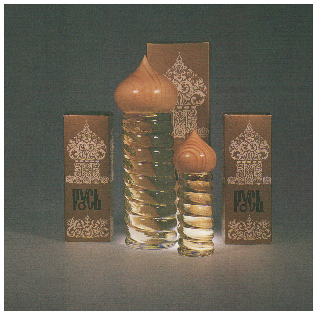 Реклама духов и одеоклона "Русь" фабрики Северное синяия