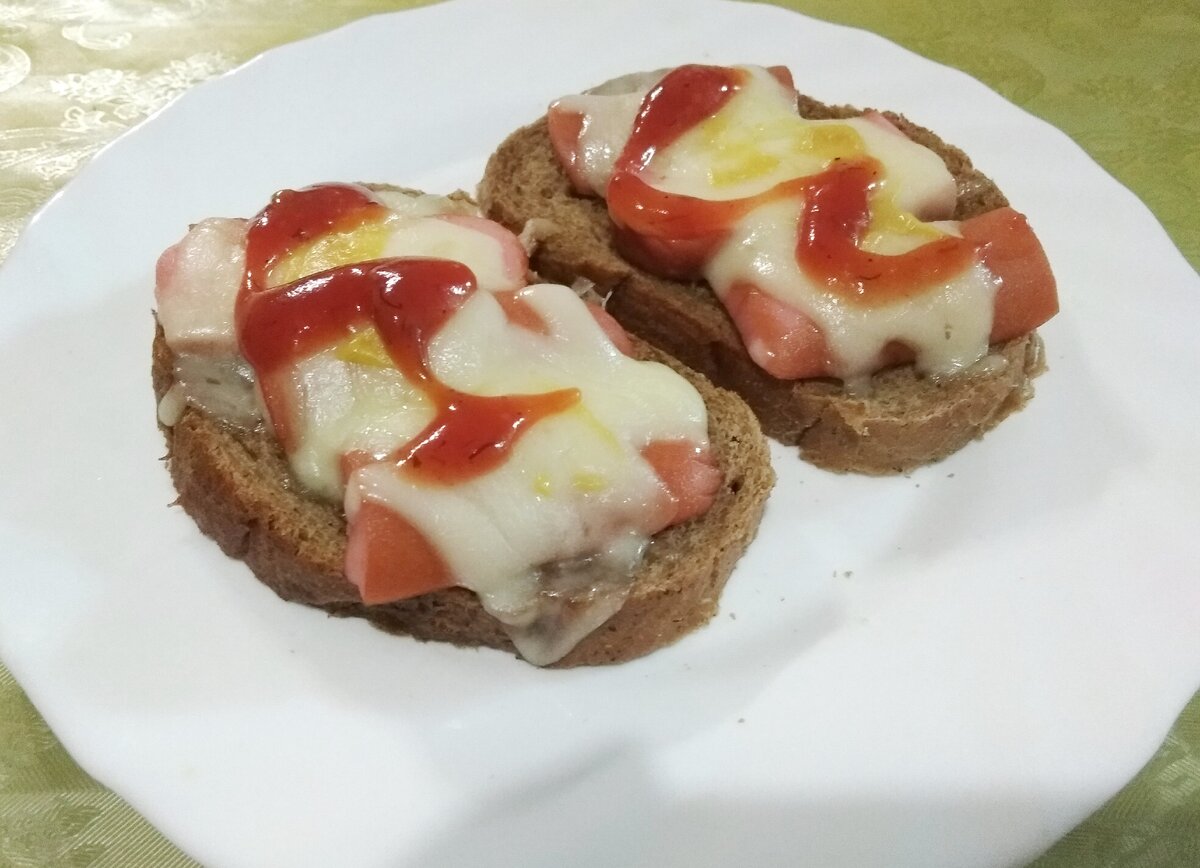 Все фото мои. Листайте вправо. Первый приём пищи был в 12.00, вредными но вкусными запечёнными бутербродами.
