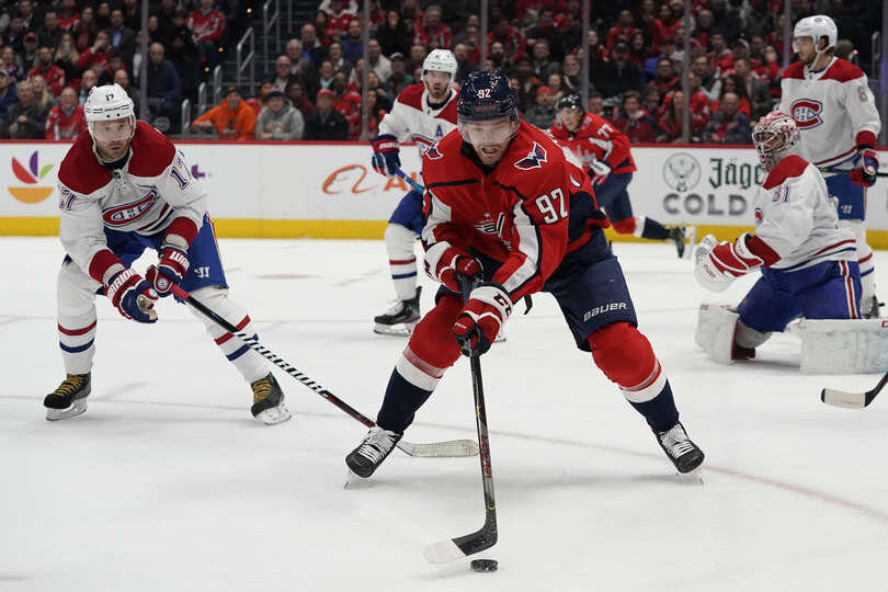 И.Ковальчук атакует Е.Кузнецова у ворот К.Прайса.