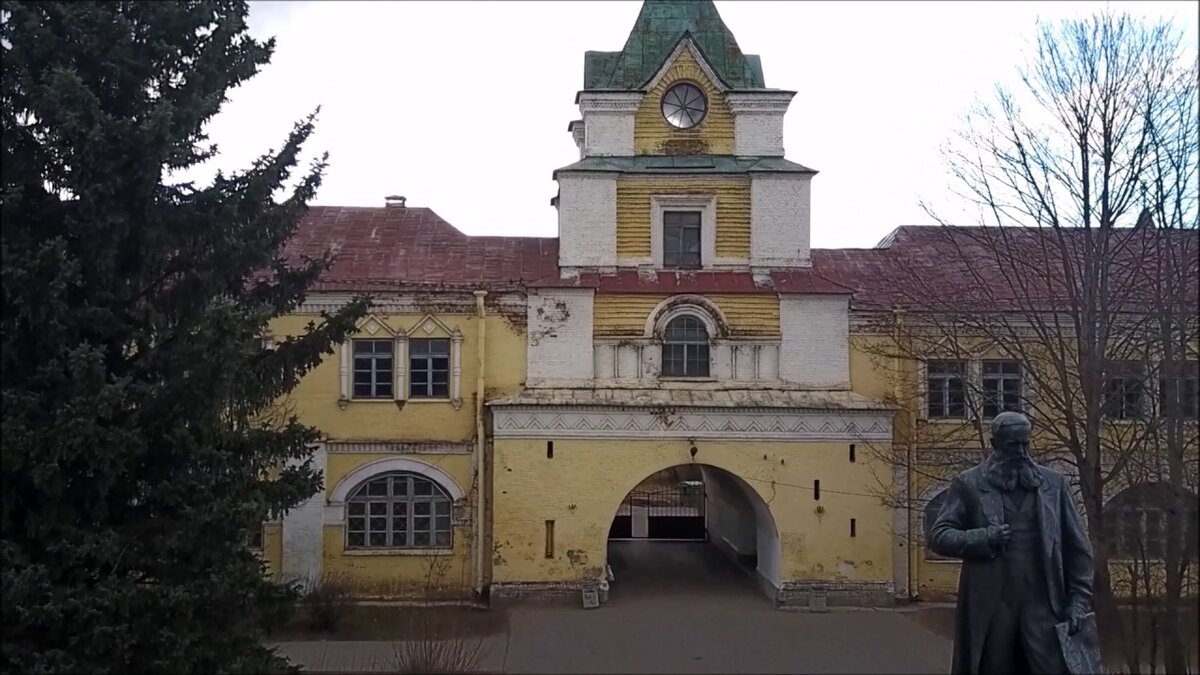 Казармы для полковых соединений/Сельскохозяйственная академия (главный вход)