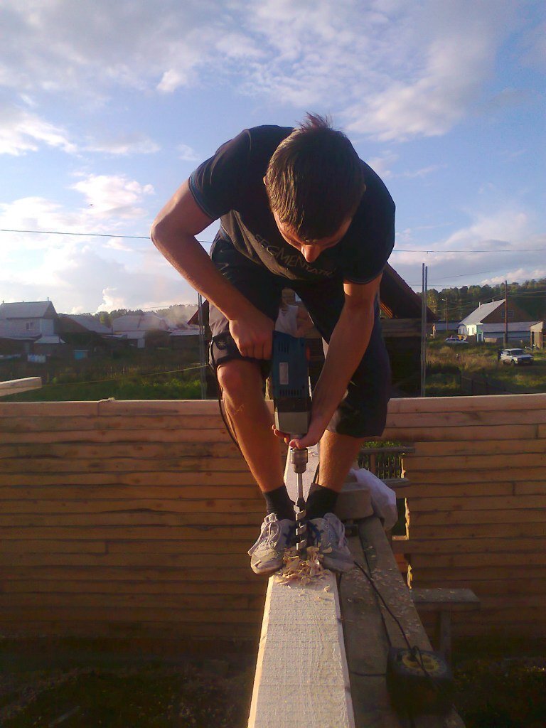 Роман, делает отверстия для шкантов, я забиваю их кувалдой)