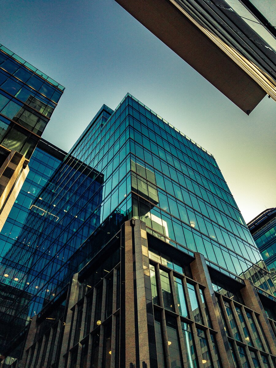 Много стекла и металла. iPhone 7, Lightroom