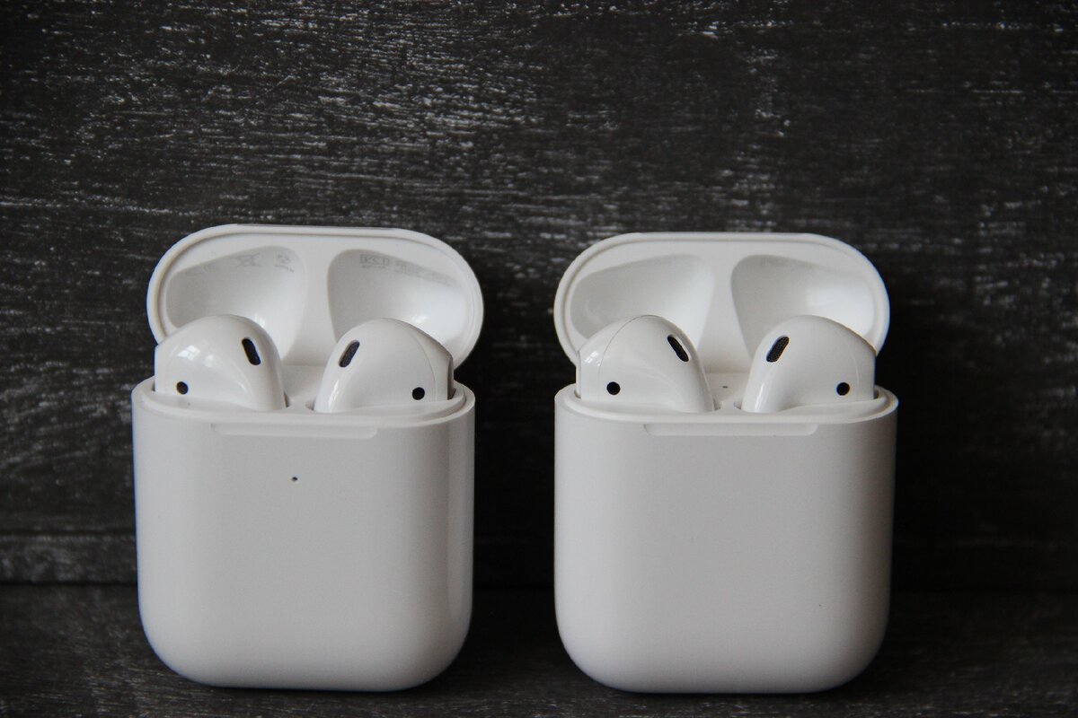 Поколения airpods. Аирподс 1 оригинал. AIRPODS 1 оригинал. Аирподс 2 копия. Айрподсы 2 оригинал.