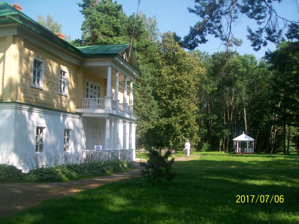 Барский дом с большим балконом и колоннами по фасаду был построен в середине XIX века, в то же время был заложен парк с аллеями из лип и берёз, окружающими усадьбу с трёх сторон.