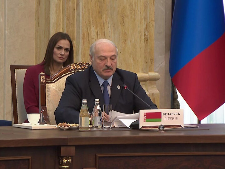 С ПРЕСС-СЕКРЕТАРЕМ НАТАЛЬЕЙ ЭСМОНТФОТО: КАДР ИЗ ВИДЕО