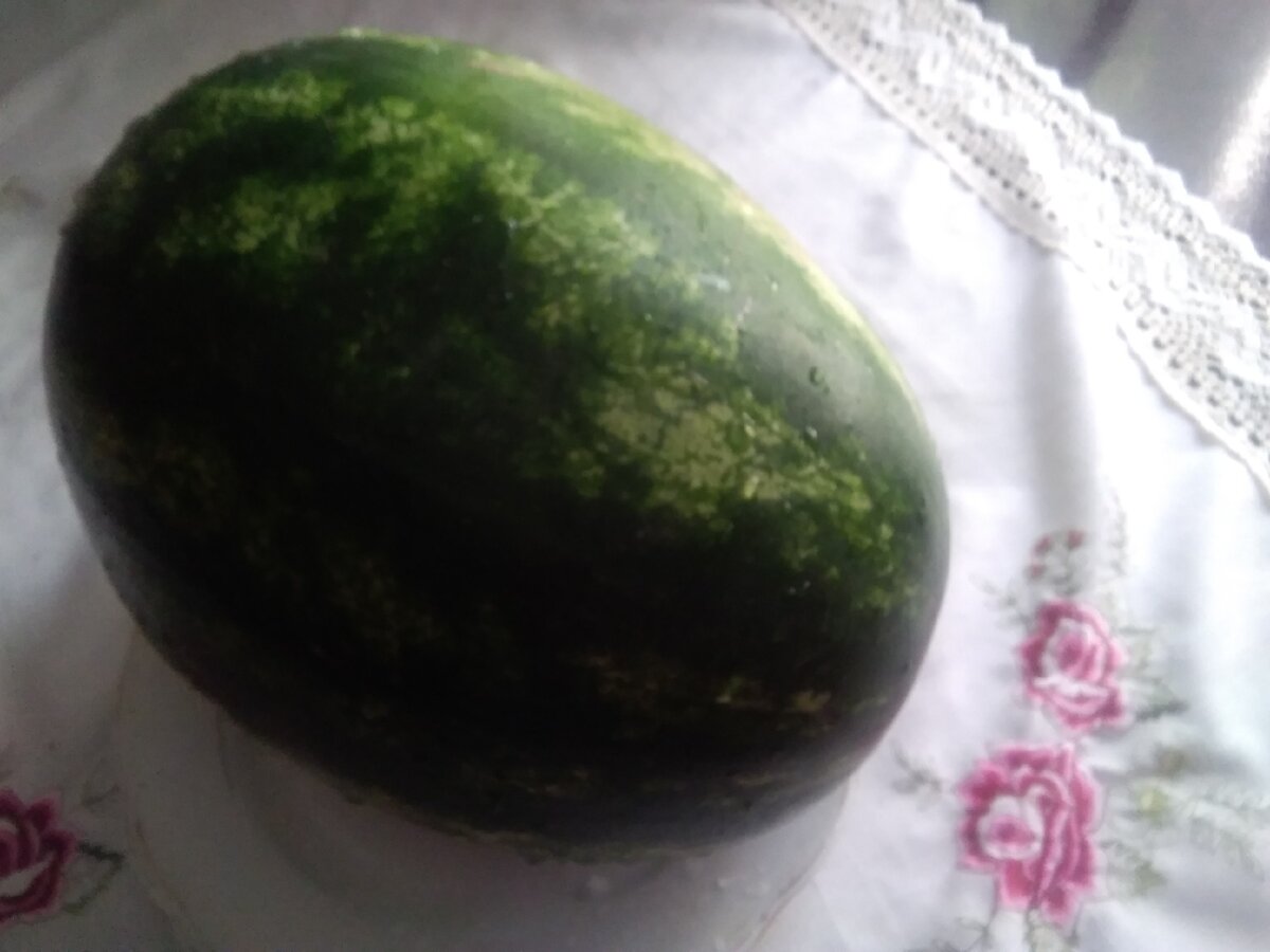 Арбуз алый, сахарный. Картинка не передаёт цвет, вкус, запах.Виктор угощает! 