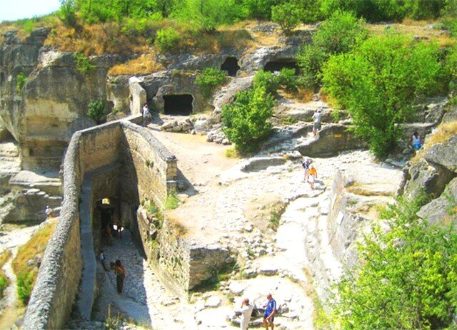 вид на главный вход в крепость Чуфут-Кале