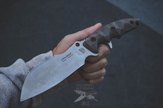 Общая длина - 247 мм; Длина клинка - 128 мм; Длина рукоятки - 123 мм; Толщина клинка – 4 мм; Сталь – D2,Рукоять – микарта; твердостью 59–61 HRC; Чехол- кожа; Вес 205 г.