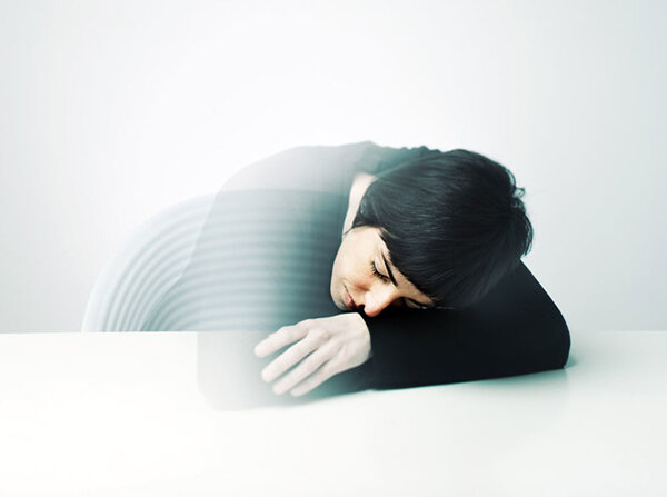 Источник: https://www.marieclaire.ru/psychology/sindrom-seroy-myishki-chto-delat-esli-vas-ne-zamechayut/