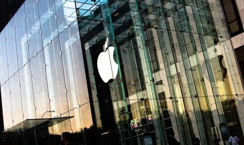 Компания Apple проведет 10 ноября презентацию, на которой ожидается анонс новых компьютеров Mac. Мероприятие начнется в 10:00 по тихоокеанскому времени и будет транслироваться в прямом эфире на сайте Apple. Слоганом презентации стала фраза One More Thing. 
Презентация Apple пройдет в штаб-квартире Apple Park 10 ноября, сообщает CNBC. В июне компания заявила, что выпустит компьютеры Mac с собственными чипами на базе ARM вместо процессоров Intel. В iPhone и iPad давно используются процессоры Apple, которые, по словам компании, помогают продлить срок службы батареи и повысить производительность.

Летом аналитик Минг-Чи Куо, известный самыми точными прогнозами о продукции Apple, сообщил, что компания может выпустить iMac с новым дизайном и ноутбуки с чипами Apple. В октябре компания показала новые Apple Watch и iPhone 12.

Во время пандемии основные продажи Apple пришлись на Mac. В квартале, закончившемся в июне, компания сообщила о продажах Mac на $9 млрд, что на 28% больше по сравнению с аналогичным периодом 2019 года.

