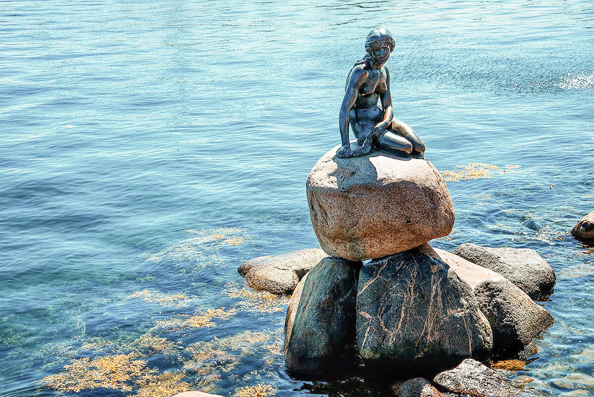 Скульптура русалки.