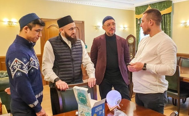 Это татарский муфтий Камиль хазрат Самигуллин (в черной тюбетейке) спрашивает у разработчика сертификат о халяльности говорящей лампы