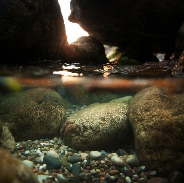 Обратите внимание на прозрачность воды. То есть вот на этой фотке вы можете убедиться в том, что то, о чём я рассказываю, существует. Это мой сын фотографировал.