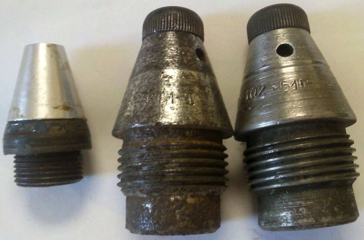 Взрыватели МД-5 (слева) и КТМ-1